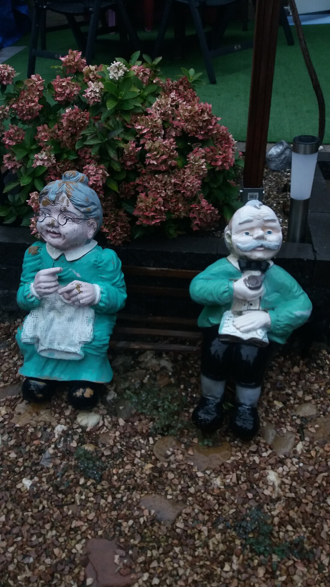 Buntes, humorvolles KI-Bild mit überzeichneter Alltagsszene